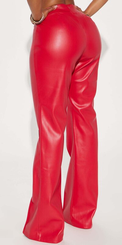 Červené koženkové elegantné nohavice s vysokým pásom a pukmi