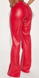 Červené koženkové elegantné nohavice s vysokým pásom a pukmi