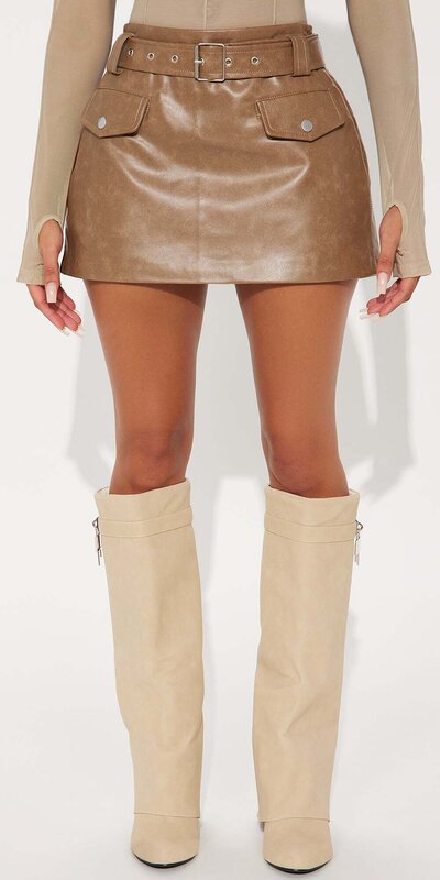 Hnedá koženková mini sukňa s opaskom a vysokým pásom