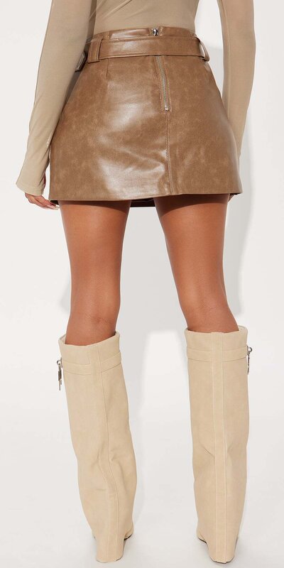 Hnedá koženková mini sukňa s opaskom a vysokým pásom