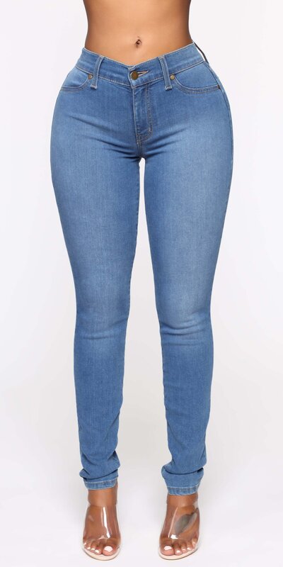 Stredne modré skinny rifle so stredne vysokým pásom