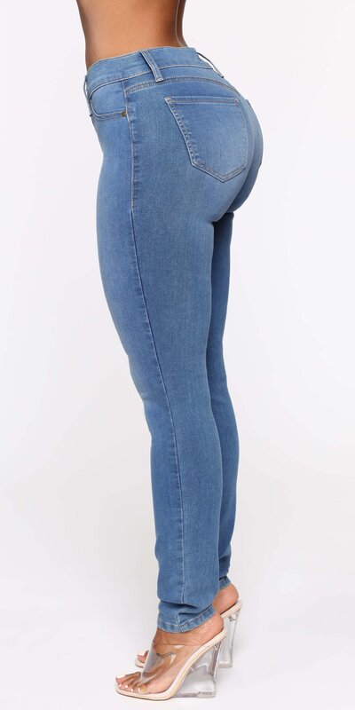 Stredne modré skinny rifle so stredne vysokým pásom