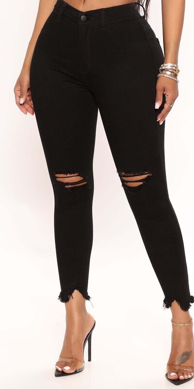 Čierne skinny džínsy s roztrhanými detailmi a strapcovaným lemom