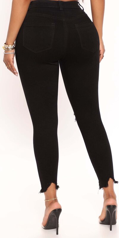 Čierne skinny džínsy s roztrhanými detailmi a strapcovaným lemom