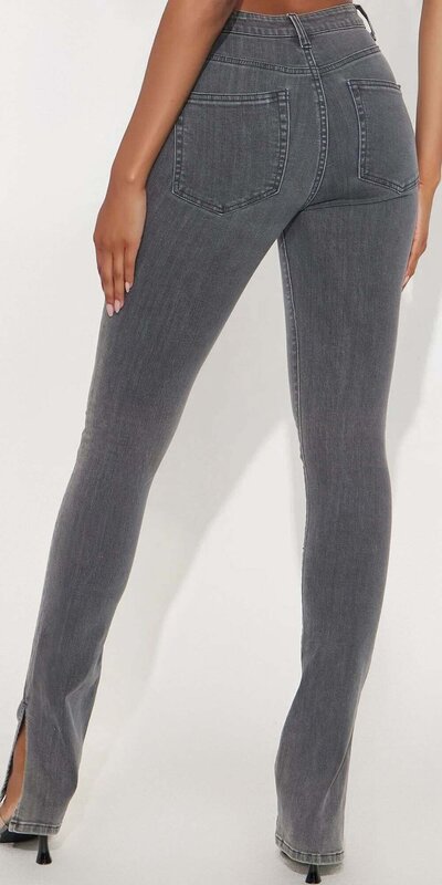 Skinny šedé džínsy s vysokým pásom a rozparkami pri členkoch
