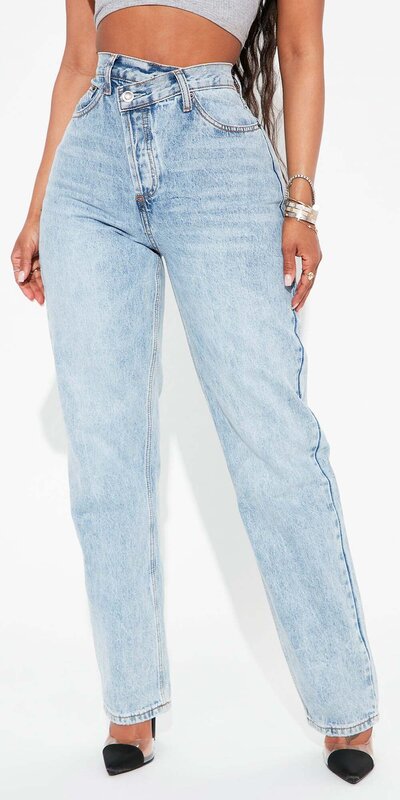 Luxusné bledomodré rovné džínsy s prekríženým pásom