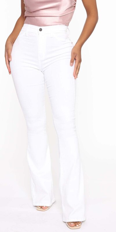 Elegantné biele rozšírené džínsy s vysokým pásom