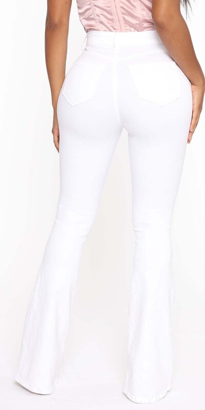 Elegantné biele rozšírené džínsy s vysokým pásom