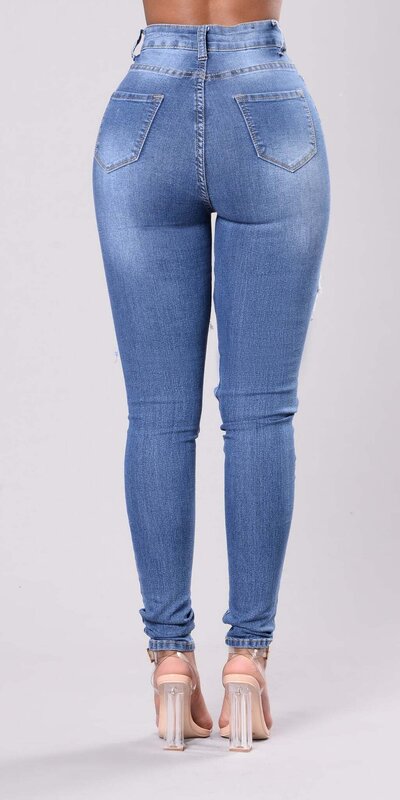 Modré skinny džínsy s rozparkami na stehnách