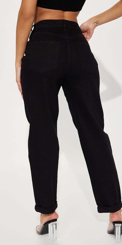 Čierne mom džínsy s vyhrnutým lemom