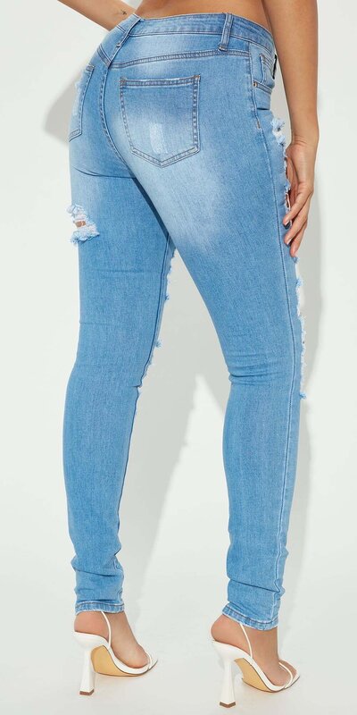 Bledomodré skinny džínsy s trhancami Tall