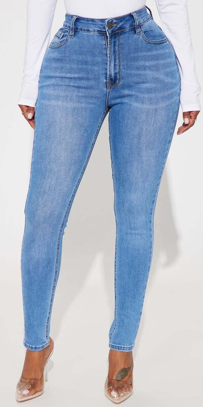 Džínsy s rovným strihom a opaskom v stredne modrej farbe