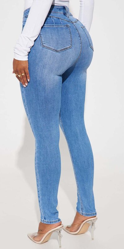 Džínsy s rovným strihom a opaskom v stredne modrej farbe