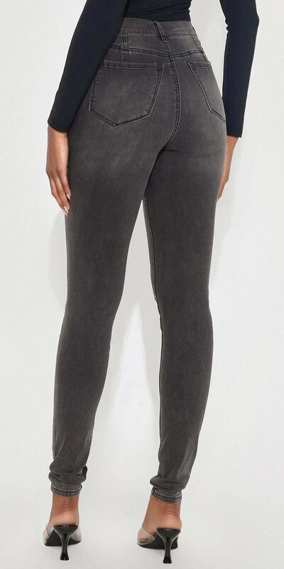 Šedé skinny džínsy s vysokým pásom pre vysokú postavu