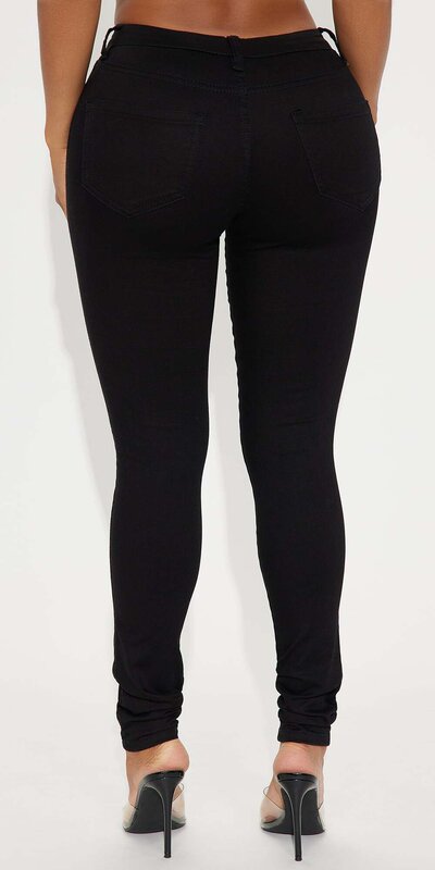 Čierne skinny rifle s roztrhanými kolenami