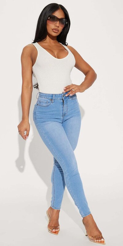 Svetlomodré skinny rifle so stredne vysokým pásom