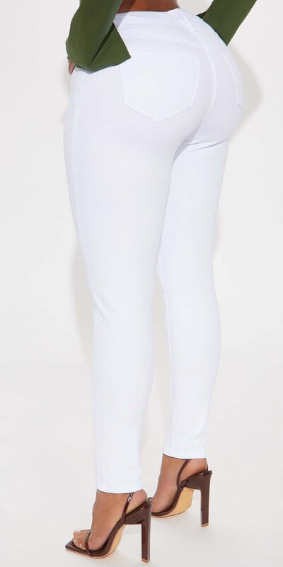 Biele skinny rifle so stredne vysokým pásom