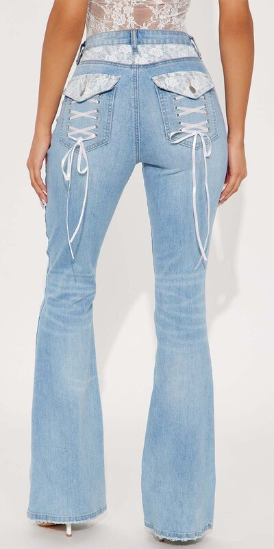 Svetlé rozšírené džínsy s čipkovaným šnurovaním