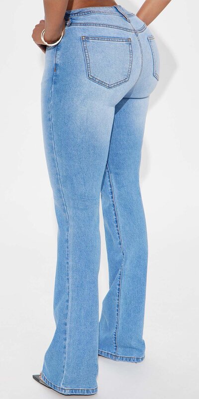 Modré bootcut džínsy s vysokým pásom v strednom odtieni