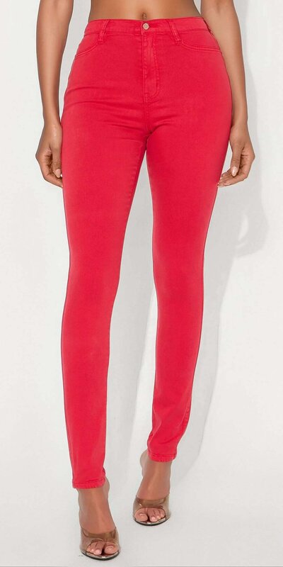 Červené skinny džínsy s vysokým pásom pre vyššiu postavu
