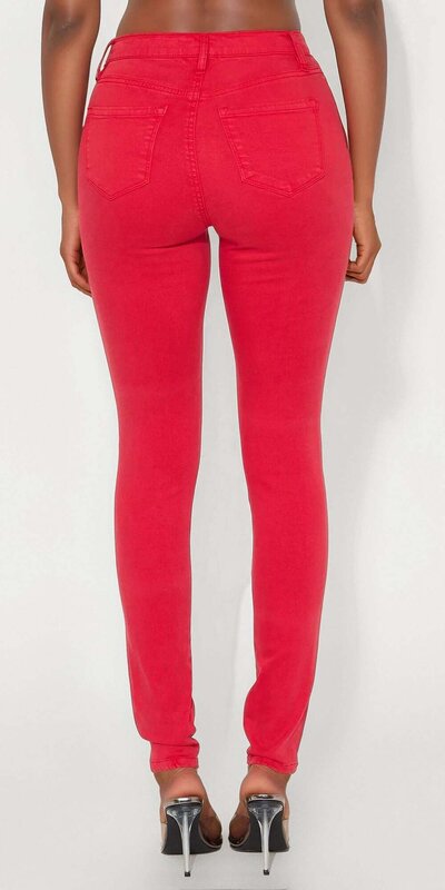 Červené skinny džínsy s vysokým pásom pre vyššiu postavu