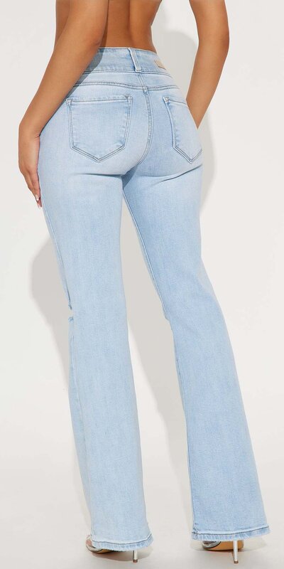 Svetlomodré rozšírené džínsy s roztrhaným efektom