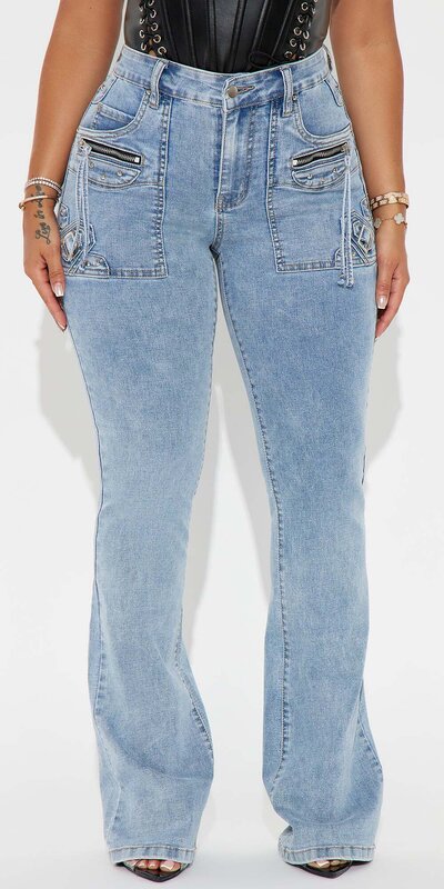 Svetlomodré bootcut džínsy so zipsovými detailmi a vysokým pásom