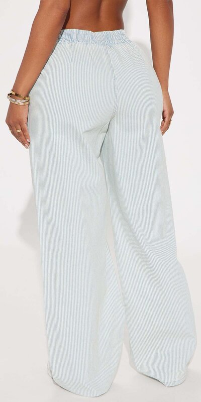 Svetlomodré voľné džínsy s pruhovaným vzorom