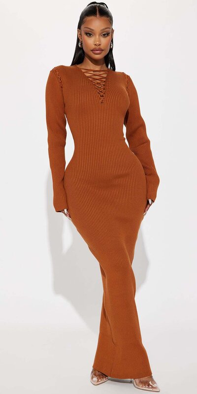 Maxi úpletové šaty v koňakovej farbe s čipkovaným detailom