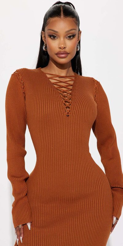 Maxi úpletové šaty v koňakovej farbe s čipkovaným detailom