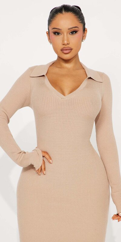 Béžové úpletové midi šaty s golierom a rázporkom