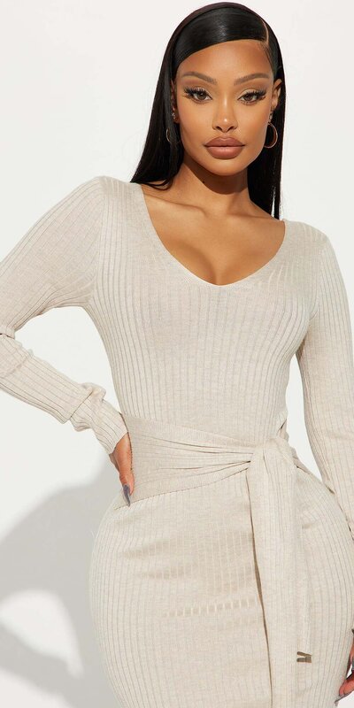 Krémové rebrované midi šaty s viazaním v páse a výstrihom do V