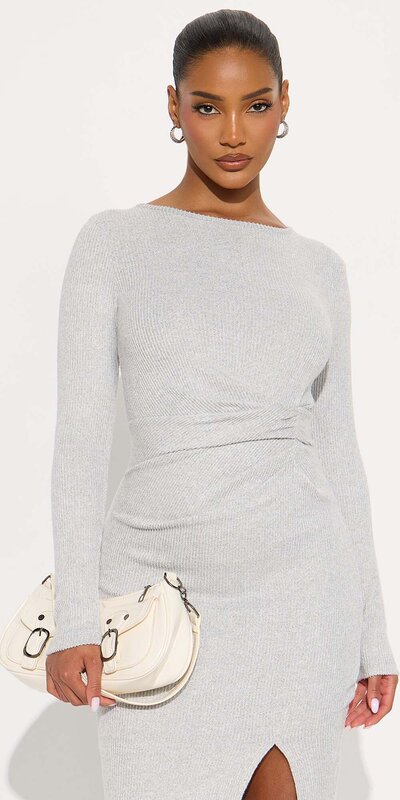 Sivé úpletové midi šaty s okrúhlym výstrihom a rázporkom