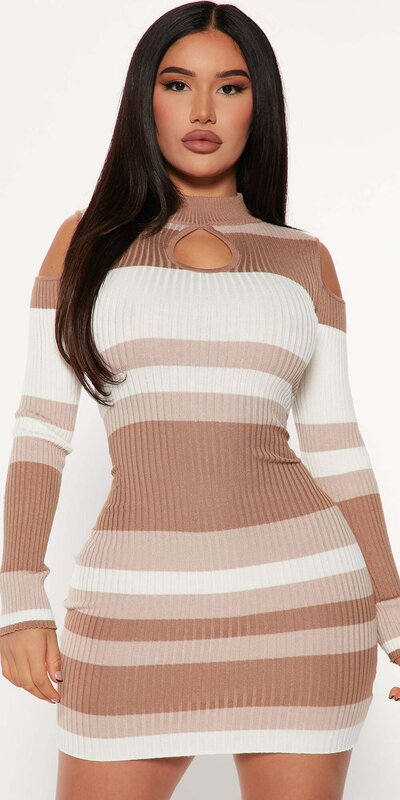 Mini šaty v béžovej kombinácii s odhalenými ramenami