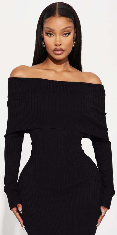 Čierne maxi šaty s odhalenými ramenami a dvojitým rázporkom