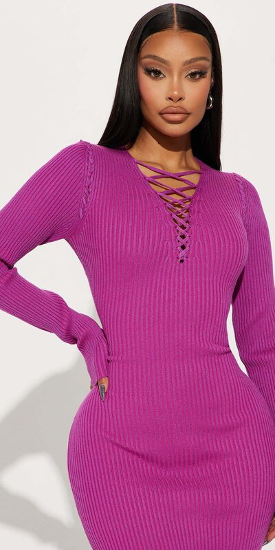 Magenta maxi šaty s V-výstrihom a šnurovacím detailom