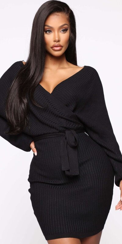 Čierne mini šaty so zavinovacím efektom a viazaním v páse