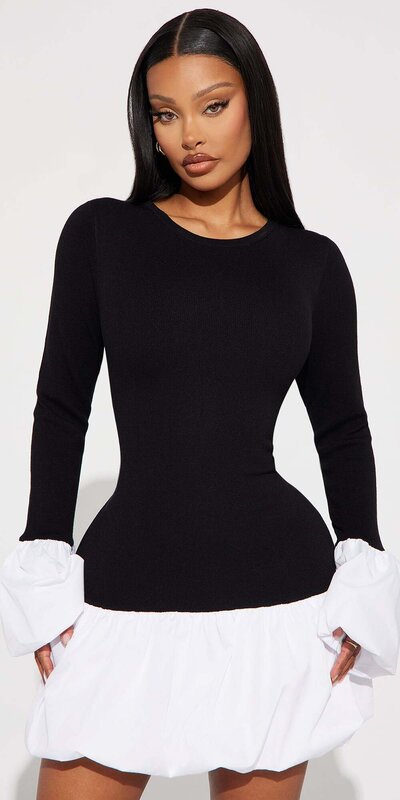 Čierno-biele mini šaty s lodičkovým výstrihom a balónovým lemom