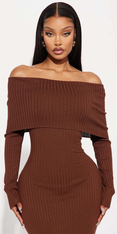 Hnedé maxi šaty s odhalenými ramenami a dvojitým rázporkom