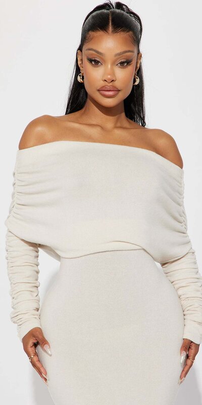 Krémové maxi šaty s odhalenými ramenami a riasením