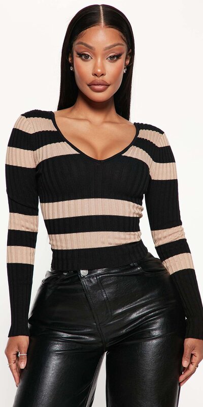 Čierny pruhovaný úpletový sveter s výstrihom do V