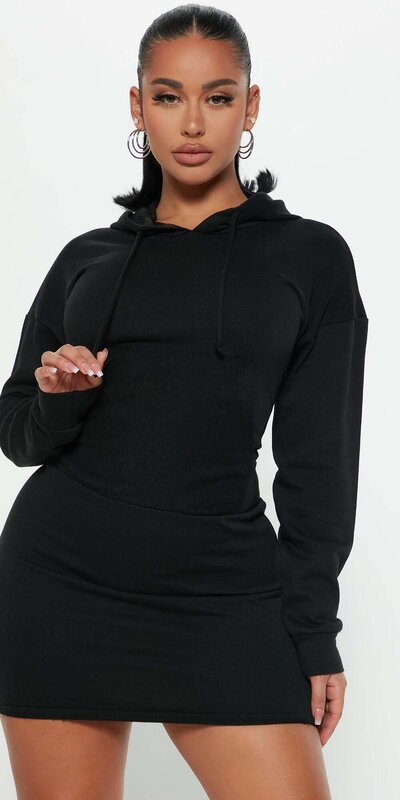 Čierne mikinové mini šaty s kapucňou a klokankou