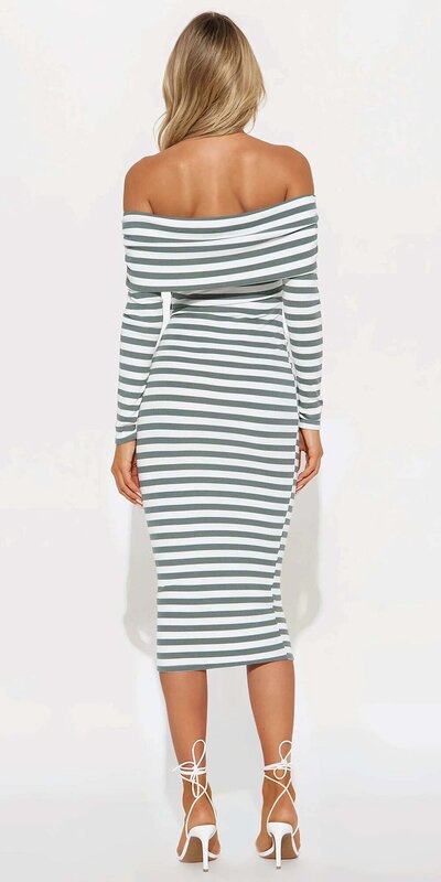Bielo-khaki pruhované midi šaty s odhalenými ramenami a dlhými rukávmi