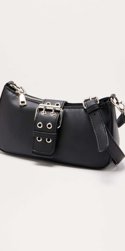 Čierna ramenná kabelka z umelej kože s prackovým detailom