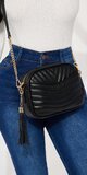 Čierna crossbody kabelka so prešívaným dizajnom