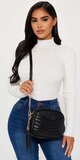 Čierna crossbody kabelka so prešívaným dizajnom