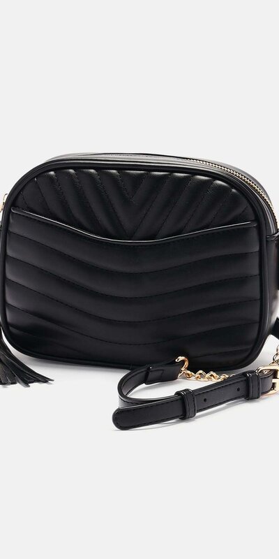 Čierna crossbody kabelka so prešívaným dizajnom