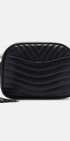 Čierna crossbody kabelka so prešívaným dizajnom