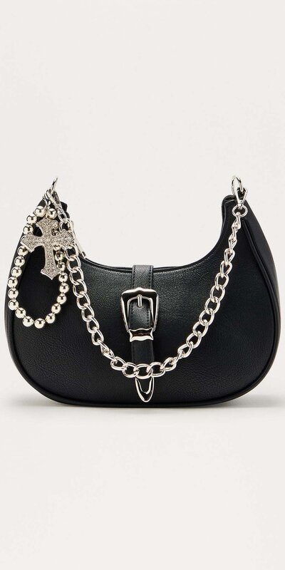 Čierna kabelka s prackovým detailom a retiazkovým remienkom