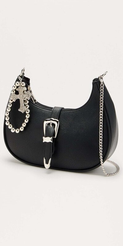 Čierna kabelka s prackovým detailom a retiazkovým remienkom